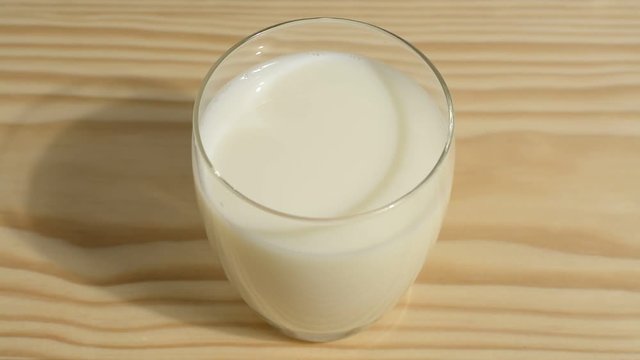Vaso de leche en la mesa