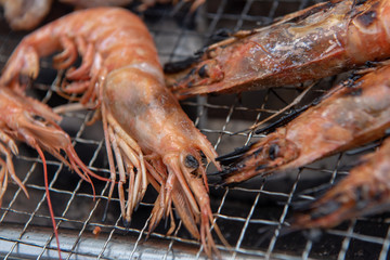エビを焼く バーベキューの食材