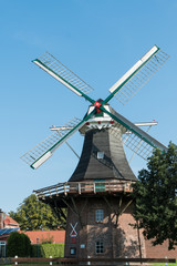 Fototapeta na wymiar Klaashensche Mühle in Schweindorf in Ostfriesland