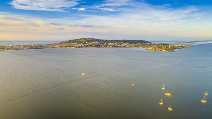 Vue aérienne de l'étang de Thau et Sète depuis Balaruc les Bains en Occitanie, France