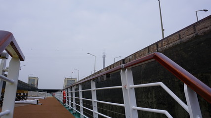 Schleuse, Donau, &Ouml;sterreich von einem Flusskreuzfahrtschiff