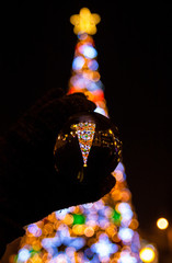 choinka świąteczna na święta bożego narodzenia z efektem bokeh. Kolorowe lampki świąteczne, uliczne iluminacje