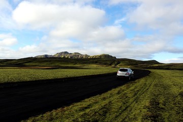 Coche por las solitarias pistas del desierto volcánico de Islandia (Iceland).