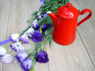 Фиолетовые цветы с красным чайником