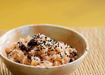 茶碗に盛った赤飯