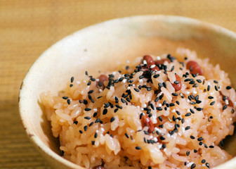 茶碗に盛った赤飯