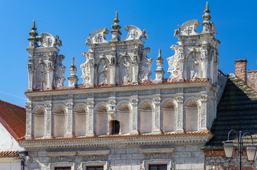 the crowning of the tenement house in Kazimierz Dolny