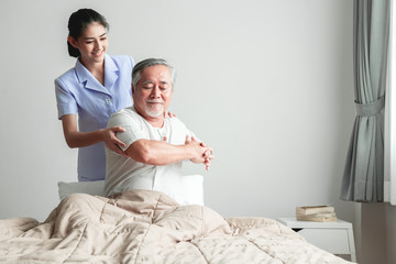 Obraz premium Young attractive physiotherapist working on senior man.