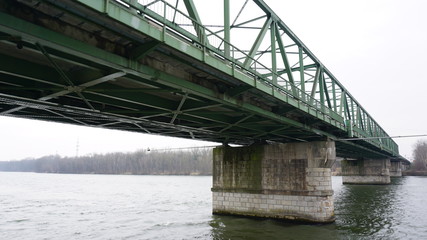 Brücken über der Donau zwischen Passau in Bayern und Wien im Frühling