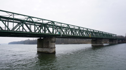 Fototapeta na wymiar Brücken über der Donau zwischen Passau in Bayern und Wien im Frühling