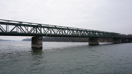 Fototapeta na wymiar Brücken über der Donau zwischen Passau in Bayern und Wien im Frühling