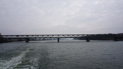 Obraz premium Brücken über der Donau zwischen Passau in Bayern und Wien im Frühling