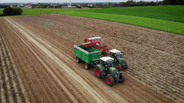 Kartoffelernte im Herbst - Luftaufnahme