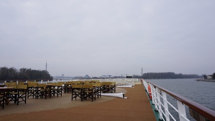 Obraz premium Flusskreuzfahrt auf der Donau zwischen Wien und Linz, Richtung Passau