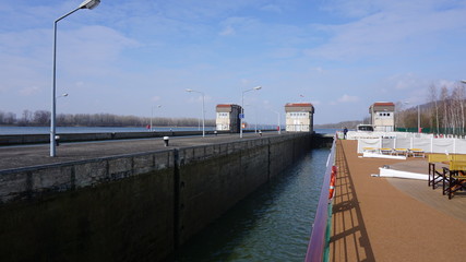 Fototapeta premium Schleuse in der Donau, zwischen Wien und Linz Österreich von einem Flusskreuzfahrtschiff Flussaufwärts Richtung Passau