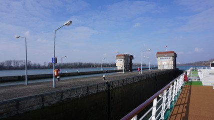 Schleuse in der Donau, zwischen Wien und Linz Österreich von einem Flusskreuzfahrtschiff Flussaufwärts Richtung Passau