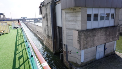 Schleuse in der Donau, zwischen Wien und Linz Österreich von einem Flusskreuzfahrtschiff Flussaufwärts Richtung Passau