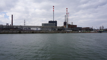 Obraz premium Linz an der Donau, Industriehafen und Brücken, fotografiert von einem Flusskreuzfahrtschiff im Frühjahr