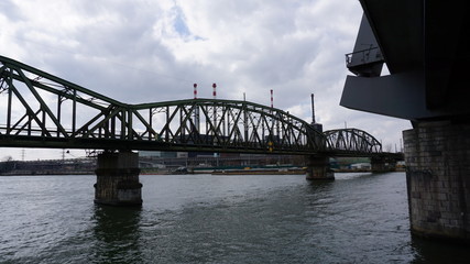 Linz an der Donau, Industriehafen und Brücken, fotografiert von einem Flusskreuzfahrtschiff im Frühjahr