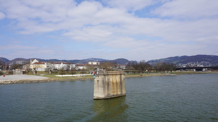 Obraz premium Linz, Donau, Österreich, Brücken und Brückenpfeiler, fotografiert von eine Flusskreuzfahrtschiff