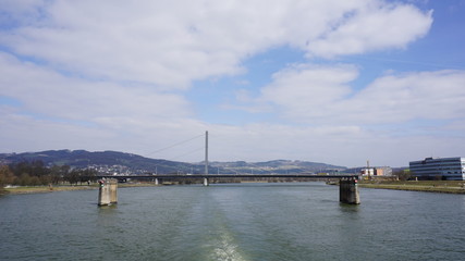 Fototapeta na wymiar Linz, Donau, Österreich, Brücken und Brückenpfeiler, fotografiert von eine Flusskreuzfahrtschiff