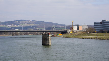 Linz, Donau, Österreich, Brücken und Brückenpfeiler, fotografiert von eine Flusskreuzfahrtschiff