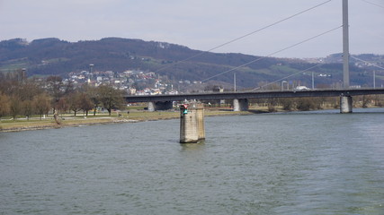 Linz, Donau, Österreich, Brücken und Brückenpfeiler, fotografiert von eine Flusskreuzfahrtschiff