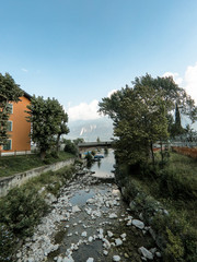 Fototapeta premium L'incontro del fiume con il lago di Garda