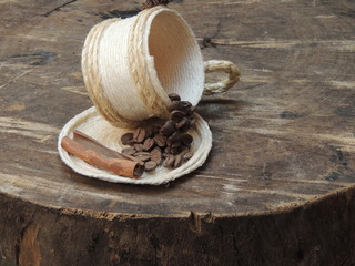 xícara de barbante com grão de café