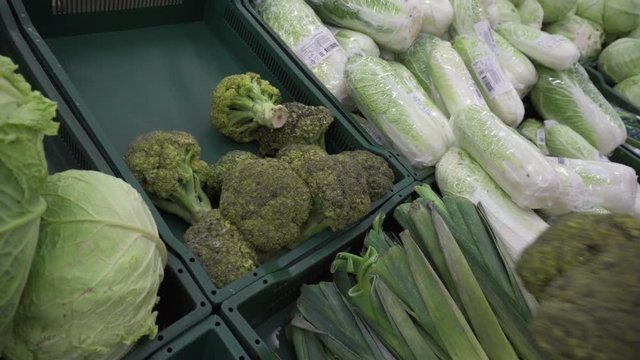 Chooses the broccoli on the market