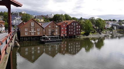 Obraz premium Blick auf den historischen Kanalhafen und die Altstadt Bakklandet, Trondheim, Norwegen