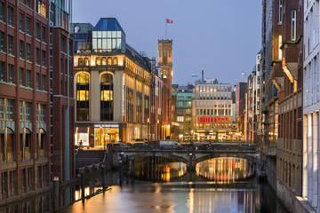 Fototapeta premium Exklusiver Bleichenfleet in der Neustadt Hamburg am Abend und Lichter
