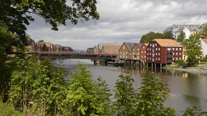 Obraz premium Blick auf den historischen Kanalhafen und die Altstadt Bakklandet, Trondheim, Norwegen