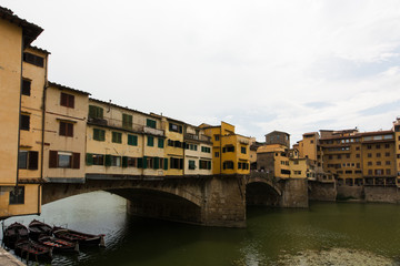 Fototapeta na wymiar mit Häusern bebaute Brücke Ponte Vecchio in Florenz, Italien