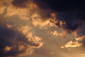 nuages et lumière dramatique