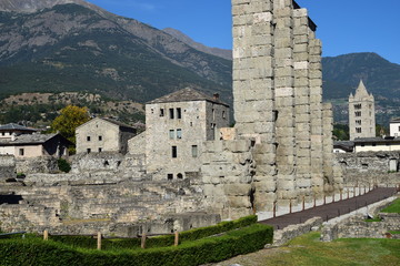 Fototapeta na wymiar Aosta - ruderi del teatro romano