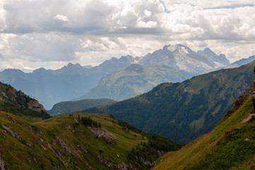 Obraz premium Mountain scene of the Italian Dolomites, near the Giau Pass, on a Summer Afternoon.