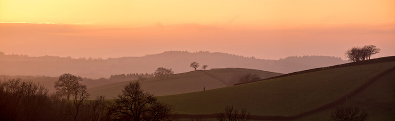 Fototapeta na wymiar panorama paysage sur coucher de soleil