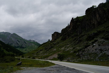 Route deserte dans las Alpes Italiennes