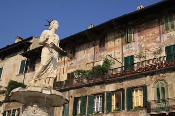 Verona, piazza Erbe con statua Madonna Verona