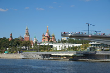Obraz premium Moscow, Russia - August 24, 2018: Soaring bridge on the background of the Kremlin and St. Basil's Cathedral in Zaryadye natural landscape Park 