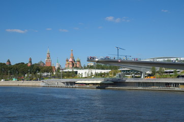 Obraz premium Moscow, Russia - August 24, 2018: Summer view of the Soaring bridge in Zaryadye natural landscape Park, Moscow Kremlin and St. Basil's Cathedral