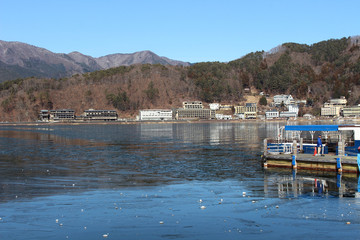 Fototapeta na wymiar Yamanashi Prefecture, Japan - January 31, 2018 : Kawaguchiko lake in winter