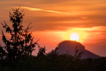 Fototapeta na wymiar Wunderschöner Sonnenuntergang hinter dem Lilienstein in der sächsischen Schweiz