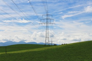 Stromtrasse im Alpenvorland, Allgäu, Berge im Hintergrund