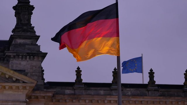 Deutsche Fahne am Bundestag