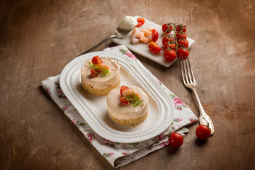 mini cheese cake with shrimp and tomatoes