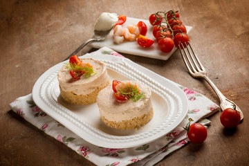 mini cheese cake with shrimp and tomatoes