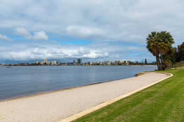 Fototapeta na wymiar Shoreline of Swan River in Perth, Western Australia. Perth city