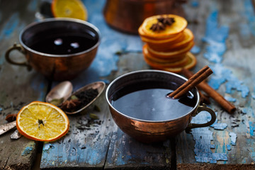 Obraz na płótnie Canvas Grog in copper cups with spices and orange slices